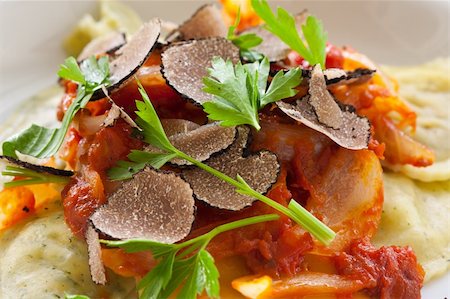 simsearch:400-04904223,k - Freshly made italian ravioli pasta with slices of black truffle Foto de stock - Royalty-Free Super Valor e Assinatura, Número: 400-05886304