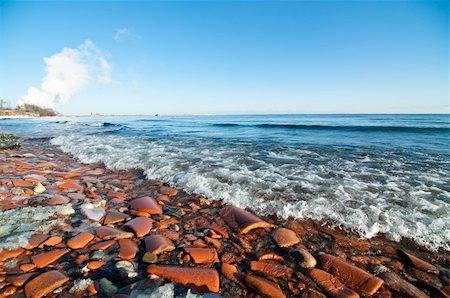 A beach on Lake Ontario is covered with broken pieces of clay pipe. Foto de stock - Super Valor sin royalties y Suscripción, Código: 400-05886364