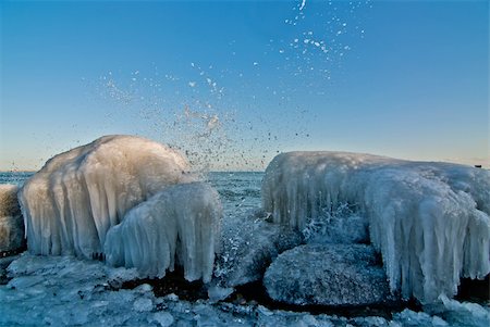 A wave crashes against icy rocks on Lake Ontario in winter. Foto de stock - Super Valor sin royalties y Suscripción, Código: 400-05886365