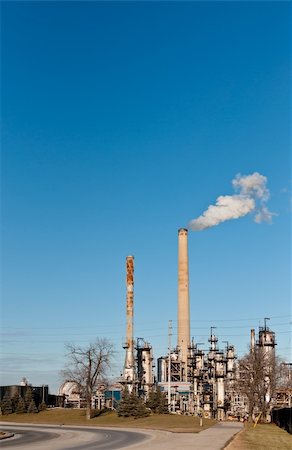 petróleo e gasolina - A petrochemical refinery plant with pipes and cooling towers. Foto de stock - Royalty-Free Super Valor e Assinatura, Número: 400-05886367