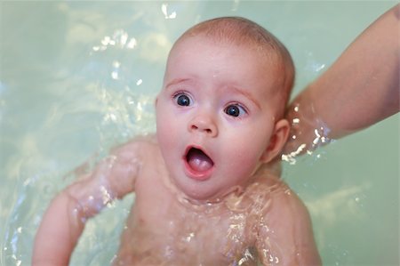 simsearch:400-06416407,k - Small baby bathing in the bathroom on mother hands Foto de stock - Super Valor sin royalties y Suscripción, Código: 400-05886399