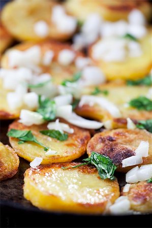 sauteeing - fried potatoes in an iron pan Photographie de stock - Aubaine LD & Abonnement, Code: 400-05887004