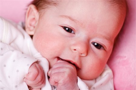 Adorable baby girl lying on a soft blanket and watching Foto de stock - Royalty-Free Super Valor e Assinatura, Número: 400-05887054