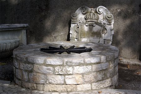 shanin (artist) - Old well in Bar, Montenegro Photographie de stock - Aubaine LD & Abonnement, Code: 400-05887435