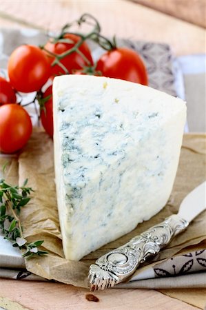 simsearch:400-06741554,k - piece of blue cheese, tomato  and cheese knife Foto de stock - Royalty-Free Super Valor e Assinatura, Número: 400-05887977