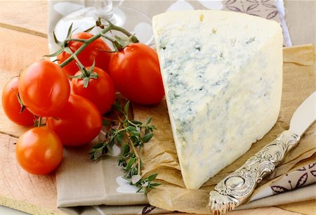 simsearch:400-06741554,k - piece of blue cheese, tomato  and cheese knife Foto de stock - Royalty-Free Super Valor e Assinatura, Número: 400-05887978