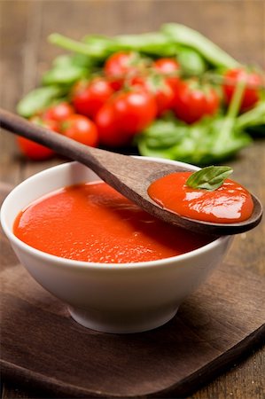 fresh red tomato sauce with basil leaf and wooden spoon Stockbilder - Microstock & Abonnement, Bildnummer: 400-05888044