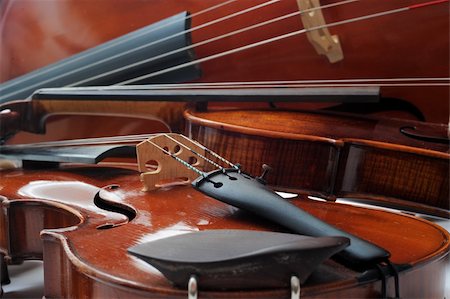 close up of two violins and cello in a studio Foto de stock - Super Valor sin royalties y Suscripción, Código: 400-05888287