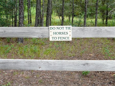 A sign prohibiting tying horses to the fence on a horse camp trail. Photographie de stock - Aubaine LD & Abonnement, Code: 400-05888416