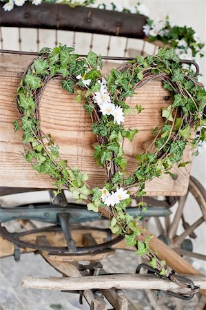 Heart-shaped wreath on a wooden wedding carriage Stockbilder - Microstock & Abonnement, Bildnummer: 400-05888538