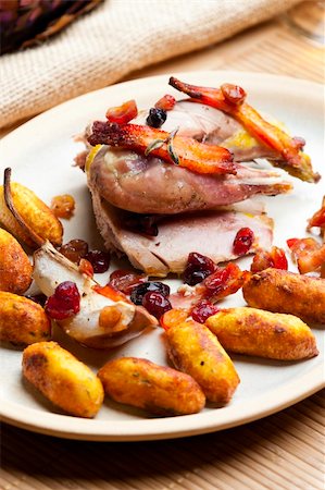 fasan - baked pheasant with bacon, pear, raisins on brandy Stockbilder - Microstock & Abonnement, Bildnummer: 400-05888883