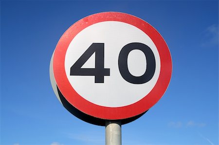 rodovia 40 - British 40 miles an hour speed limit sign Foto de stock - Royalty-Free Super Valor e Assinatura, Número: 400-05889297