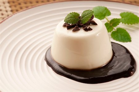 Panna Cotta with chocolate and vanilla beans Stock Photo - Budget Royalty-Free & Subscription, Code: 400-05880230
