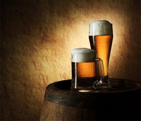 Still Life of beer and barrel on a grange background Foto de stock - Super Valor sin royalties y Suscripción, Código: 400-05880404