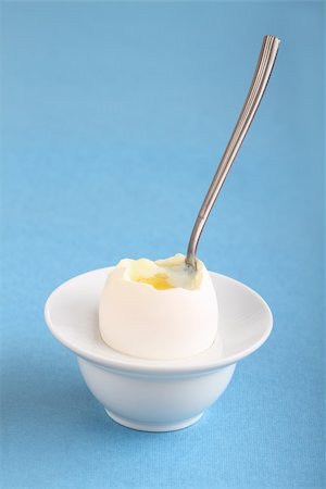 simsearch:400-05383364,k - Image of soft boiled egg on a blue background Photographie de stock - Aubaine LD & Abonnement, Code: 400-05881523