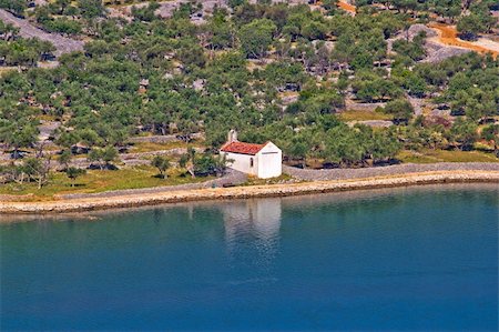 simsearch:400-06919640,k - Mediterranean style chapel made of stone by the sea, Island Cres, Croatia Foto de stock - Royalty-Free Super Valor e Assinatura, Número: 400-05882030