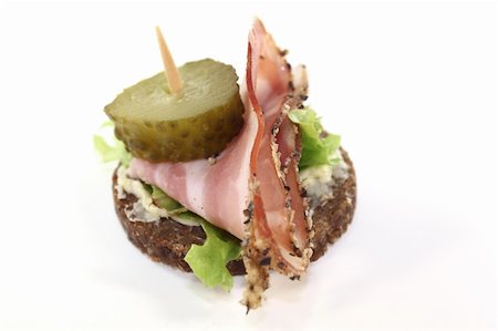 simsearch:400-05881424,k - Pumpernickel bread with lettuce, smoked bacon and pickled cucumber Stockbilder - Microstock & Abonnement, Bildnummer: 400-05882299