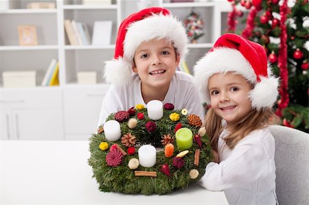 simsearch:400-04546543,k - Kids smiling with self decorated advent wreath at christmas time Foto de stock - Royalty-Free Super Valor e Assinatura, Número: 400-05882497