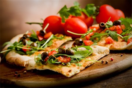 flat bread - photo of delicious vegetarian pizza with arugula on wooden table Foto de stock - Super Valor sin royalties y Suscripción, Código: 400-05882632