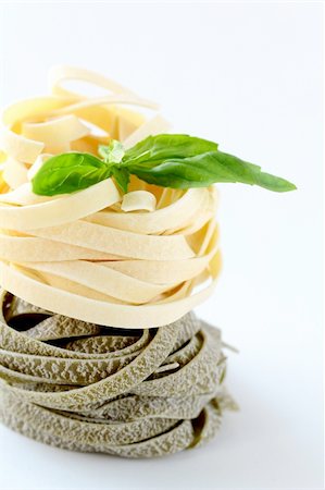 simsearch:400-05877069,k - Italian pasta fettuccine nest  with basil Foto de stock - Super Valor sin royalties y Suscripción, Código: 400-05882788