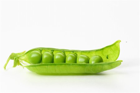 simsearch:400-04785141,k - peas isolated on white background macro close up Stock Photo - Budget Royalty-Free & Subscription, Code: 400-05882922