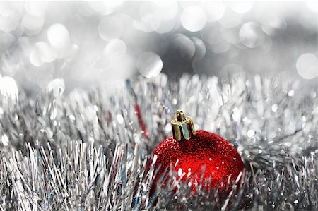 simsearch:400-04411980,k - red christmas ball on holiday background Fotografie stock - Microstock e Abbonamento, Codice: 400-05882952