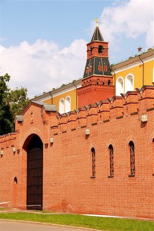 simsearch:400-05733519,k - Moscow Kremlin architecture, red brick wall and tower in Aleksandrovsky garden Stock Photo - Budget Royalty-Free & Subscription, Code: 400-05883353