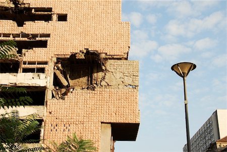 ministry of defence building in Belgrade damaged during the 1999 NATO bombing Foto de stock - Super Valor sin royalties y Suscripción, Código: 400-05883376