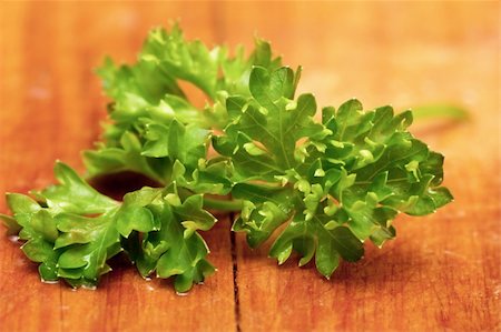 simsearch:400-05691274,k - A sprig of parsley on a cutting board Photographie de stock - Aubaine LD & Abonnement, Code: 400-05883385