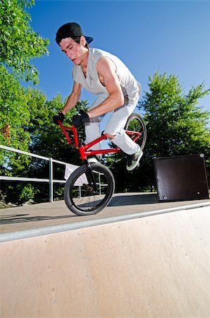 simsearch:400-07952901,k - Bmx stunt performed at the top of a quarter piper ramp on a skatepark. Foto de stock - Super Valor sin royalties y Suscripción, Código: 400-05883515