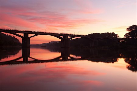 simsearch:400-05883568,k - Railway bridge connecting river banks with reflection at sunrise Photographie de stock - Aubaine LD & Abonnement, Code: 400-05883568