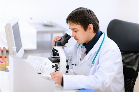 simsearch:400-04390415,k - Medical doctor using microscope Stock Photo - Budget Royalty-Free & Subscription, Code: 400-05883637