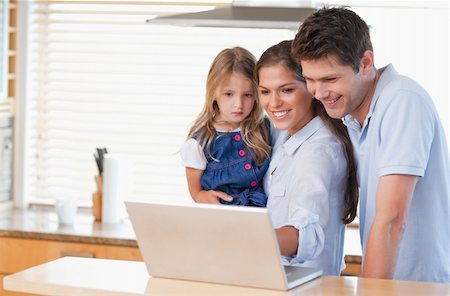 simsearch:400-04044134,k - Family using a laptop in a kitchen Fotografie stock - Microstock e Abbonamento, Codice: 400-05894664