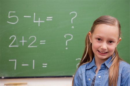 simsearch:625-01250891,k - Cute schoolgirl posing in front of a blackboard Fotografie stock - Microstock e Abbonamento, Codice: 400-05894748