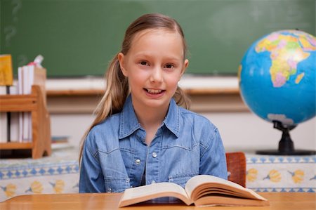 simsearch:400-05895060,k - Schoolgirl reading a book in a classroom Photographie de stock - Aubaine LD & Abonnement, Code: 400-05894754