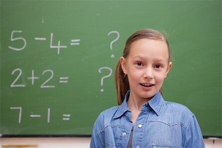 simsearch:625-01250891,k - Smiling schoolgirl posing in front of a blackboard Fotografie stock - Microstock e Abbonamento, Codice: 400-05894751