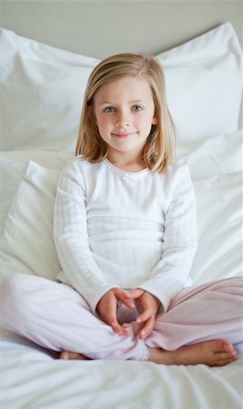 Little girl sitting on the bed Foto de stock - Super Valor sin royalties y Suscripción, Código: 400-05894923