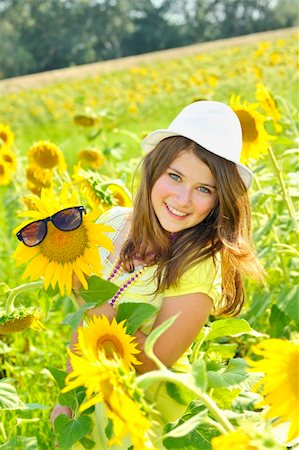 simsearch:400-04622088,k - Young beautiful girl  in a sunflower field Stock Photo - Budget Royalty-Free & Subscription, Code: 400-05895953