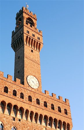 Closeup of Palazzo Vecchio tower against blue sky. Florence, Italy Foto de stock - Super Valor sin royalties y Suscripción, Código: 400-05896248