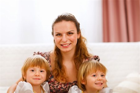 simsearch:400-05899075,k - Portrait of mother with twins daughters Fotografie stock - Microstock e Abbonamento, Codice: 400-05896839