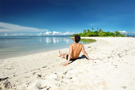 Man on a tropical beach Foto de stock - Super Valor sin royalties y Suscripción, Código: 400-05897506