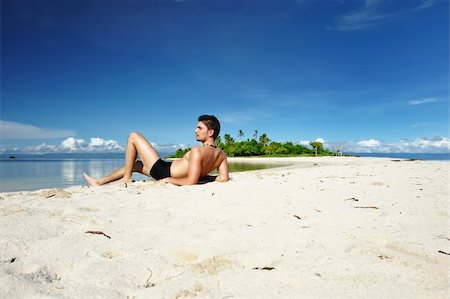 Man on a tropical beach Foto de stock - Super Valor sin royalties y Suscripción, Código: 400-05897507