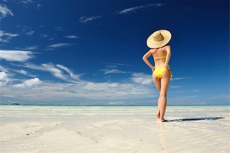 Girl on a tropical beach with hat Foto de stock - Royalty-Free Super Valor e Assinatura, Número: 400-05897547