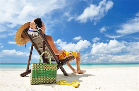 Man on a tropical beach with hat Photographie de stock - Aubaine LD & Abonnement, Code: 400-05897579