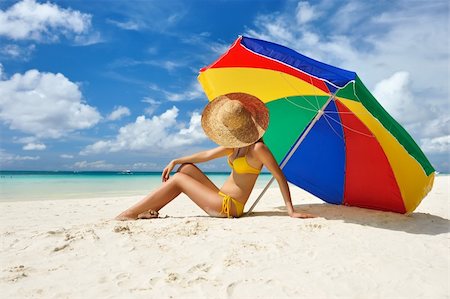 Girl on a tropical beach with hat Foto de stock - Royalty-Free Super Valor e Assinatura, Número: 400-05897580