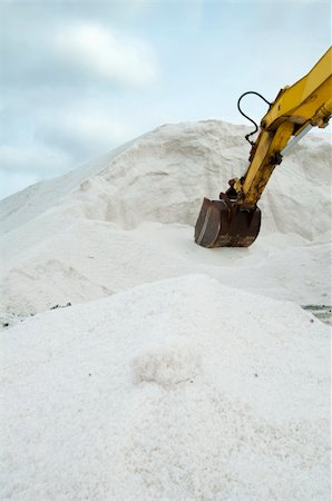 simsearch:400-06913270,k - Excavator digging pile white salt Foto de stock - Super Valor sin royalties y Suscripción, Código: 400-05898339