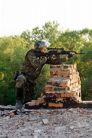 simsearch:400-05371802,k - Soldier with a machine gun in an ambush Fotografie stock - Microstock e Abbonamento, Codice: 400-05898889