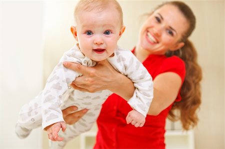 simsearch:400-05899075,k - Happy mother and lovely baby playing on divan Fotografie stock - Microstock e Abbonamento, Codice: 400-05899078