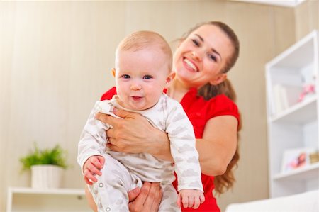 simsearch:400-06086432,k - Smiling mother and adorable baby playing at home Stockbilder - Microstock & Abonnement, Bildnummer: 400-05899079