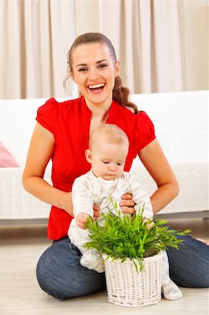 simsearch:400-06086432,k - Smiling mommy showing plant to her baby Stockbilder - Microstock & Abonnement, Bildnummer: 400-05899086